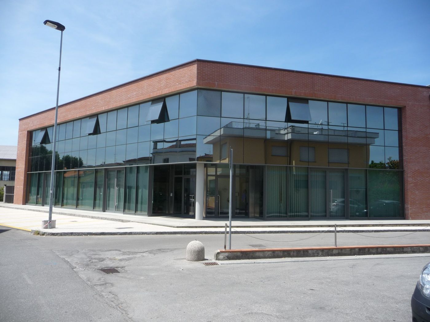 Facciata della sede provinciale ACI–PRA di Lucca, edificio in mattoni con vetrate continue