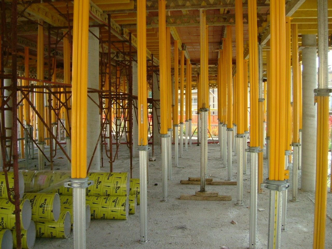 Puntelli metallici sotto i solai in costruzione della sede ACI–PRA di Lucca