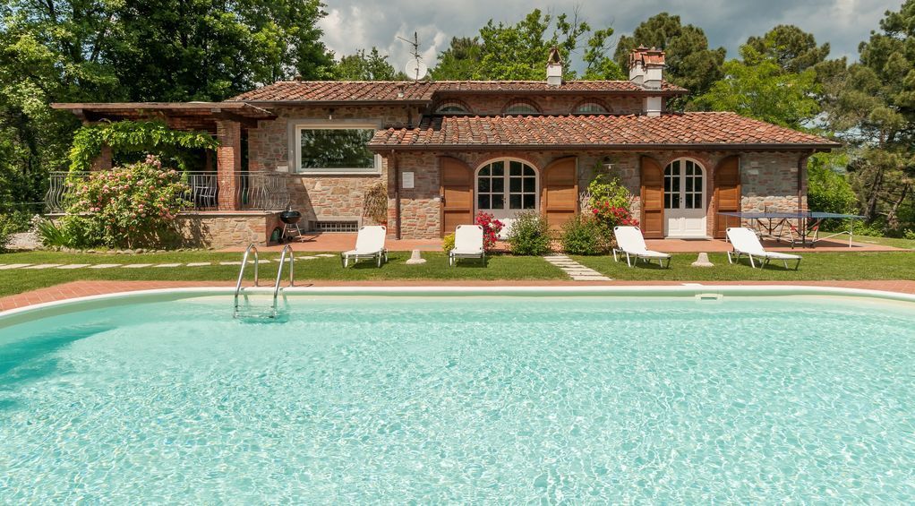 Casa in pietra e mattoni con piscina e giardino a Gragnano, Capannori