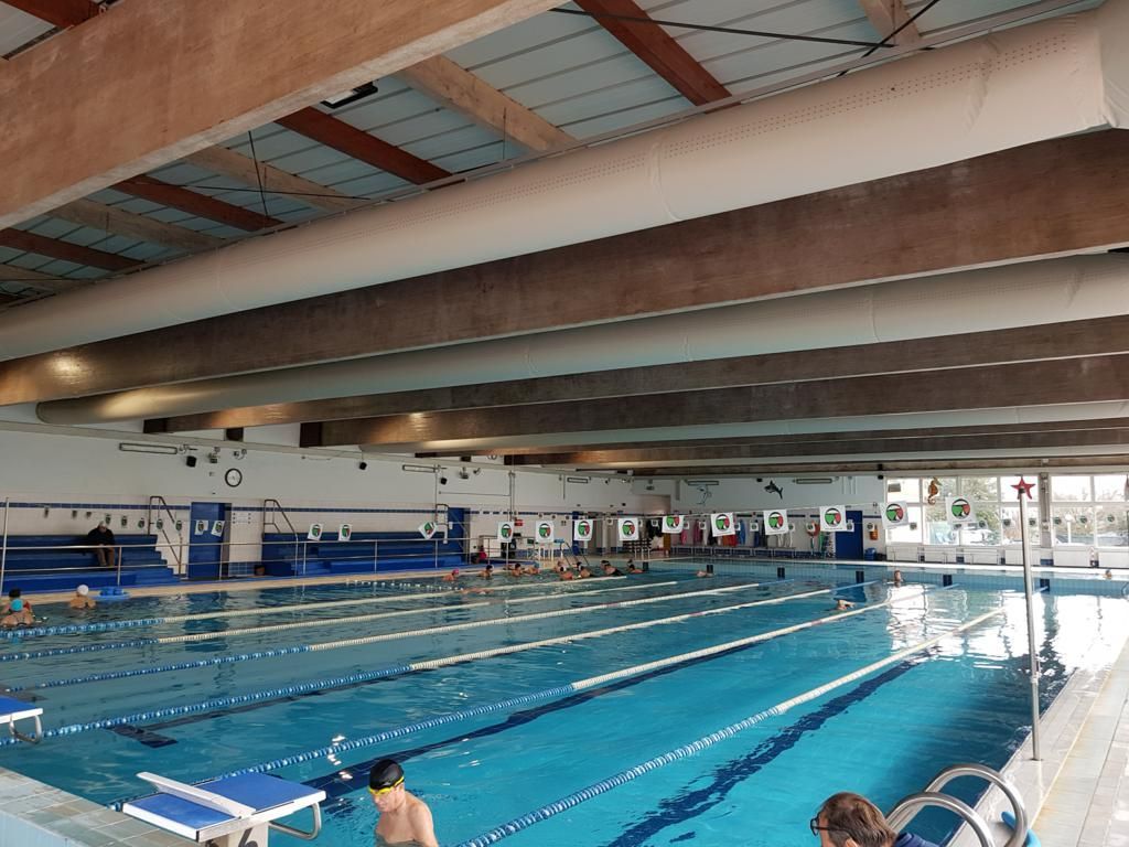 Vasca coperta della piscina comunale di Capannori con copertura in travi di legno lamellare
