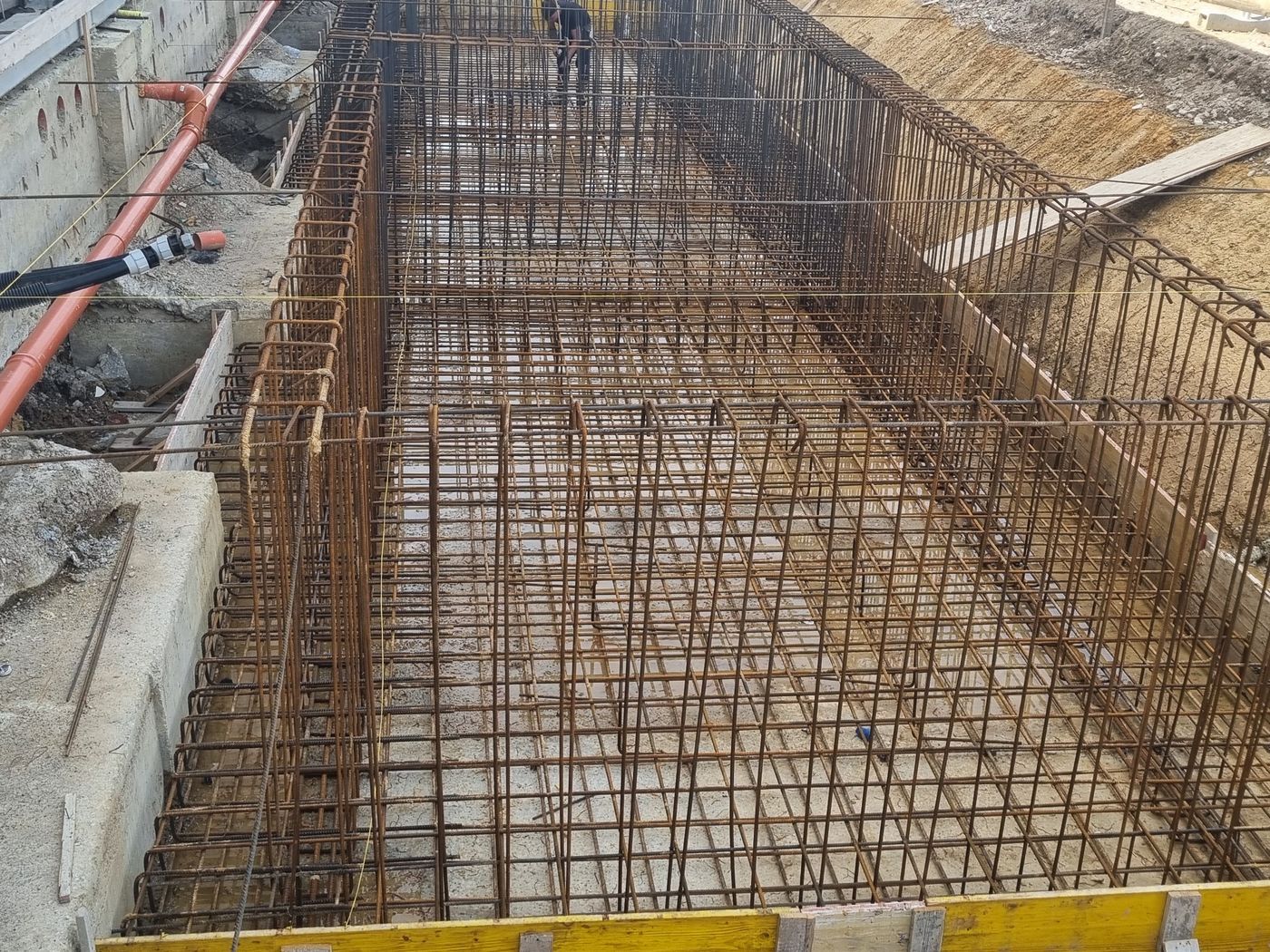 Armature delle travi di fondazione del fabbricato industriale in costruzione a Lamporecchio