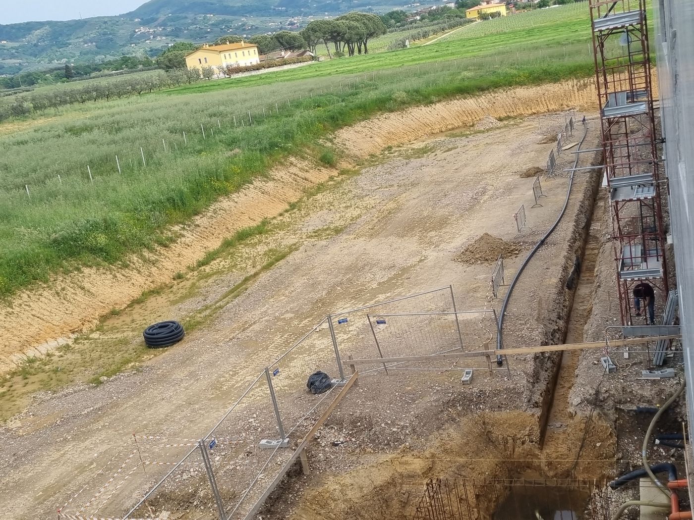 Scavo e area di cantiere del fabbricato industriale a Lamporecchio, con le colline sullo sfondo
