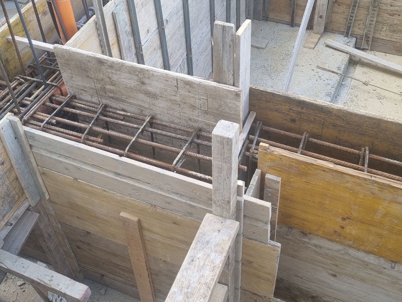 Casseri in legno e armature delle fondazioni di un corpo del fabbricato industriale a Lamporecchio