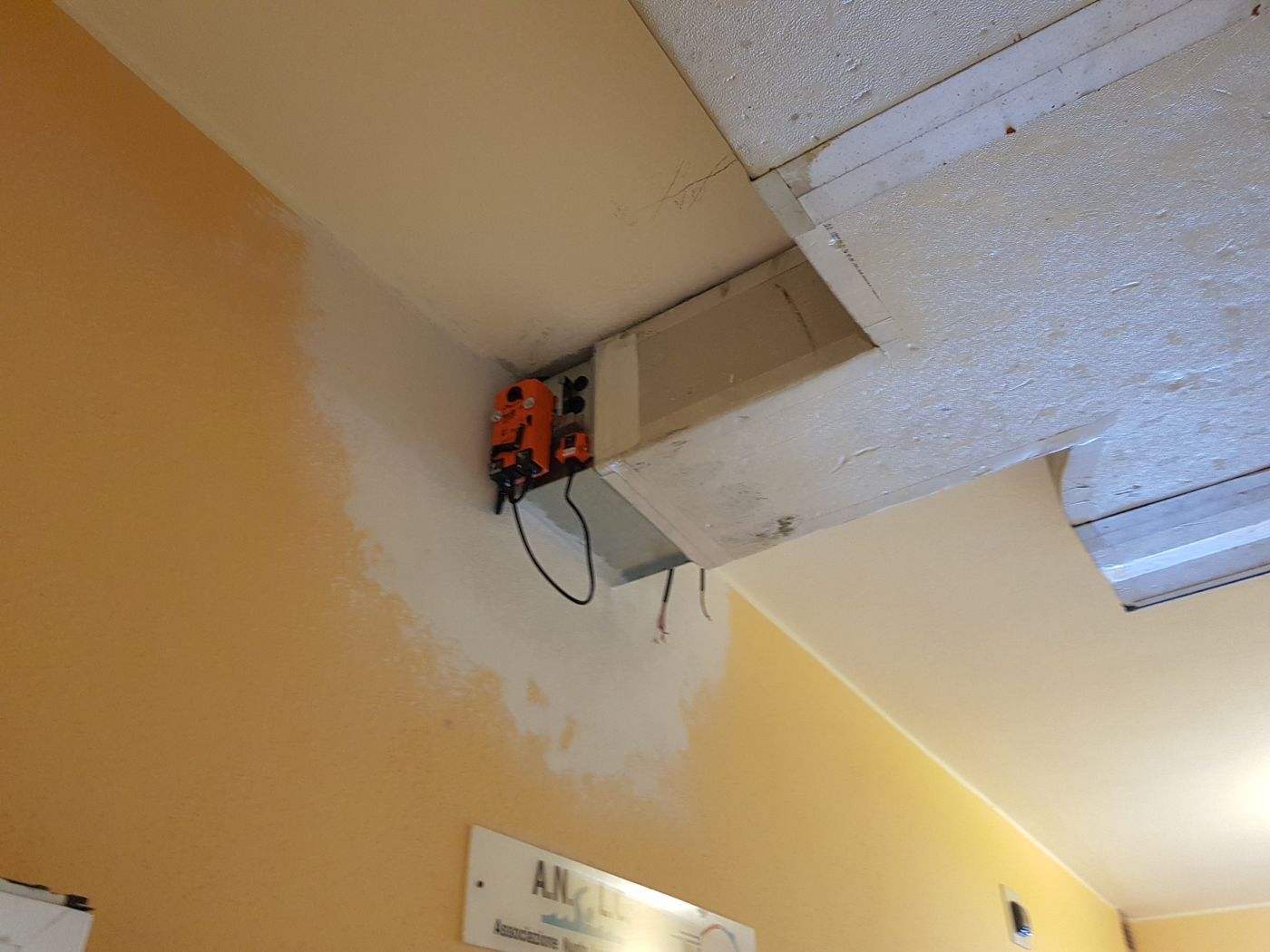 Serranda tagliafuoco installata su una condotta di ventilazione a soffitto