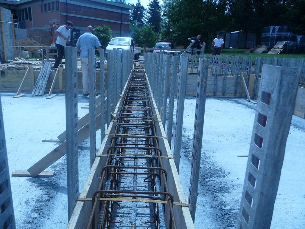 Armature delle travi di fondazione nel cantiere del polo scolastico di S. Leonardo in Treponzio